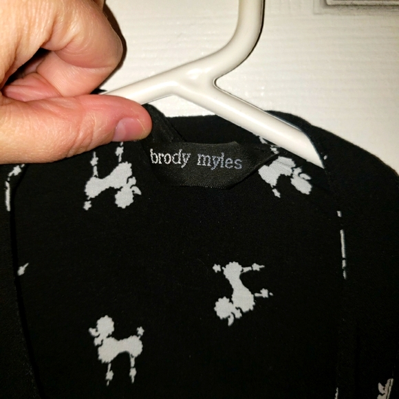 2/20 black Poodle pattern semi button up top blouse. Size L - Picture 4 of 4